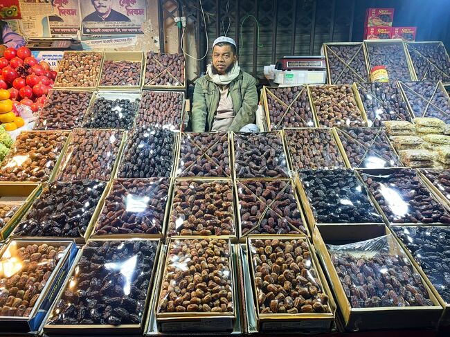 デーツのドライフルーツ屋さん。<br /><br />街を歩いた感想としては街灯が少なく、暗い。<br />ゴミだらけで汚い印象でした。とんでもない所に来ちゃった？<br />同じベンガル人のインドのカルカッタと似ているような。