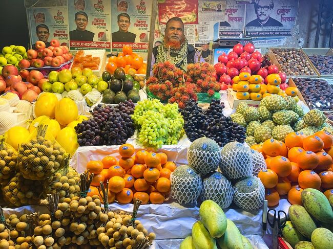 デーツ屋さんのお隣は果物屋さん。<br />色とりどりの果物が店頭を飾っています。<br />