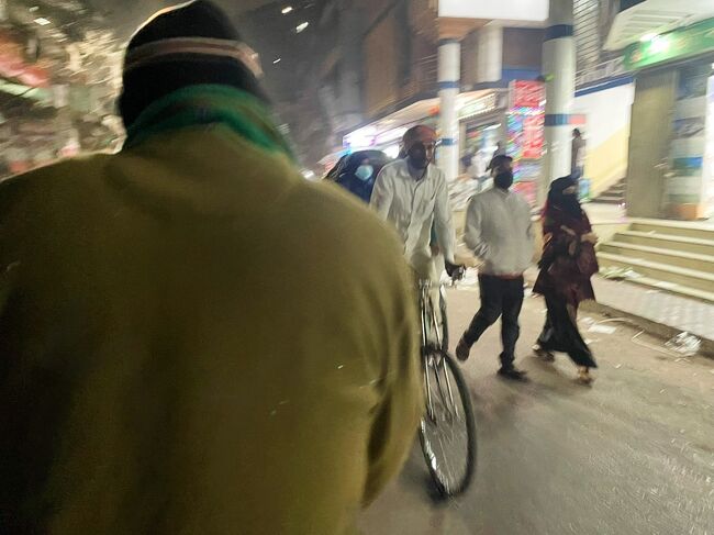 ホテルまでリキシャで帰ろうとしますが、ホテル名が伝わらず。<br />レストランの親父さんがリキシャマンに説明してくれ、<br />無時伝わった様子。違う所へ連れていかれないか<br />ずっとグーグルマップを起動して確認しながらのリキシャ体験。<br /><br />リキシャの相場も分からずに乗ってしまい、50タカ(70円ほど）<br />要求されましたが、後々この距離だったら30タカだろうなっと<br />慣れてきた時にぼられたと判明。<br /><br />20時半ごろホテルへ戻りました。<br />久しぶりの休肝日で初日終了。