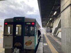 
仙台を後に、鳴子温泉郷に向かいます。

まず新幹線で古川へ。古川で陸羽東線に乗り換えます。車両は一両だけの可愛い列車でした。


川渡(かわたび)温泉駅には、「山ふところの宿みやま」のご主人が迎えに来てくださっていました。親しみやすい方です。
ここにも雪はありません。地元の方も驚いているそうです。

