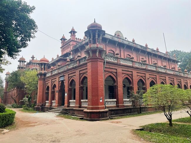 9:20にホテルのロビーで<br />本日一日お世話になるガイドさんのNupurと落ち合いました。<br />てっきり男性ガイドさんと思っていたので<br />出合った瞬間こちらがビックリ。31歳の若い女性ガイドさん。<br />お外ではドライバーのKobirが車の中で待機。<br />二人とも物腰が柔らかく安心しました。<br /><br />で、まずやって来たのはダッカ大学の一部、カーゾン・ホールへ。<br />