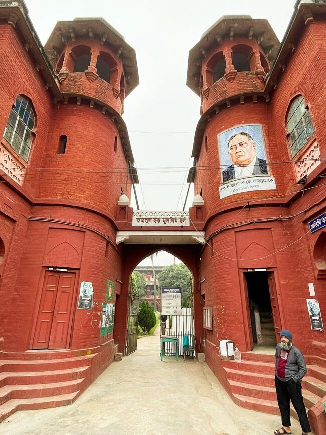 元々はインド総督だったカーゾン卿によって、<br />ダッカのタウンホールとして1905年に建てられたとか。<br />この時代はインドもバングラも同じ国です。<br /><br />