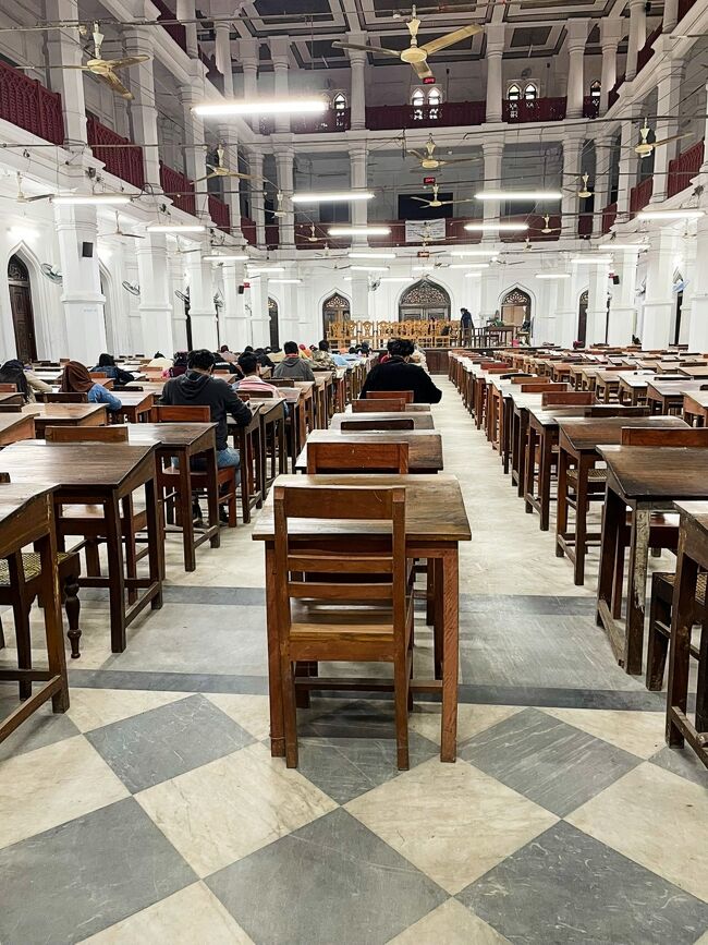 この日は土曜日でバングラデシュの日曜日。<br />お休みなのに生徒さんの姿がありました。試験中だとか。