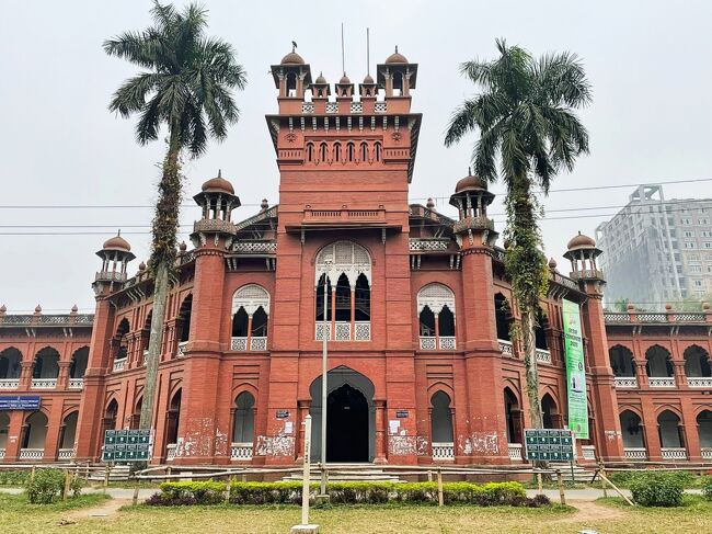 こういう建物はインドでもよく目にした記憶です。<br /><br />最初は霧かなと思っていたモヤ。<br />一向に晴れず、もしかして大気汚染？<br />durianさんから空気は汚いと聞いていたのでマスク装着。<br />ダッカではPM2.5が高レベルだそうです。