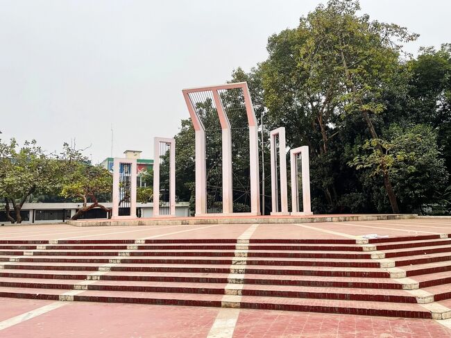 ダッカ大学の後にやって来たのはこの広場、<br />セントラル・ショヒド・ミナール。<br /><br />1947年の独立後、パキスタンの公用語<br />ウルドゥー語と英語を強要されたため、<br />自分たちの言語ベンガル語を認めさせる機運が高まり、<br />警察と衝突、発砲により4名の学生が亡くなったとか。<br />(この当時はパキスタンとバングラデシュは同じ国でした）<br /><br />パキスタンからの分離独立後、建てられた記念広場です。<br />この場所ではガイドさんのNupur、説明に力がこもっていて<br />彼女はクリスチャンですがベンガル人としての誇りを感じました。