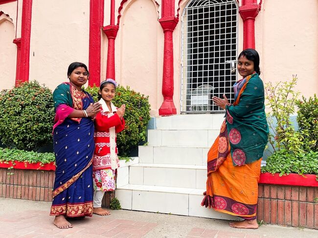 お参りに来られていたご家族。<br /><br />ヒンドゥー教寺院やモスクに仏教寺院、<br />全て靴を入口で脱がなければいけませんでした。
