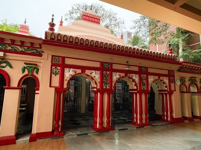 ダッカという町の名前は<br />このダケシュワリ寺院からつけられたとの言い伝えがあるそうです。