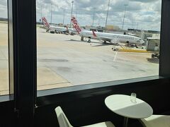 窓辺の席からは、ヴァージンオーストラリアさんの飛行機が～