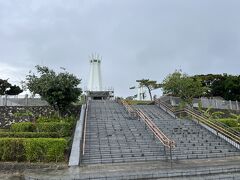 　次に、平和祈念公園に行きました。
　沖縄戦終焉の地となった糸満市摩文仁（まぶに）にあります。
　戦没者墓苑や慰霊塔や平和祈念資料館があります。