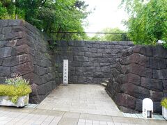 有岡城跡は、JR伊丹駅の隣り。伊丹酒蔵通りに向かう途中に城に上がる石段があって、ちょこっと上るとそこが城跡とあっけないほどの城跡です。
