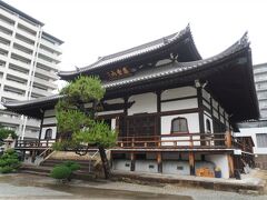 本泉寺は、戦国時代の永禄3年（1560）に創建された日蓮宗の寺。
境内は塀に囲まれることなく、どこからも出入り自由といったオープンな構えですが、二重屋根の本堂や山門は厳めしい意匠。有岡城もすぐそばだし、城下町のお寺という歴史も影響しているのかもしれません。