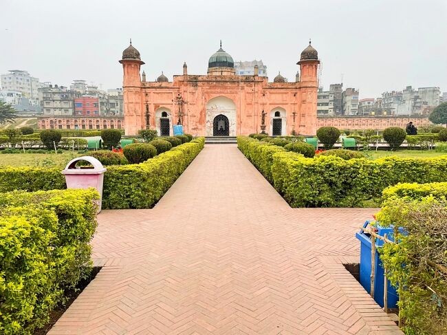 お次にやって来たのはラールバーグ・フォート。<br />ムガル朝時代、1678年に建てられた工事が中断された城跡です。<br /><br />何と入場料は外国人料金の400タカ(550円ほど）<br />10年前のガイド本の2倍です。ちなみにバングラ人は30タカ。