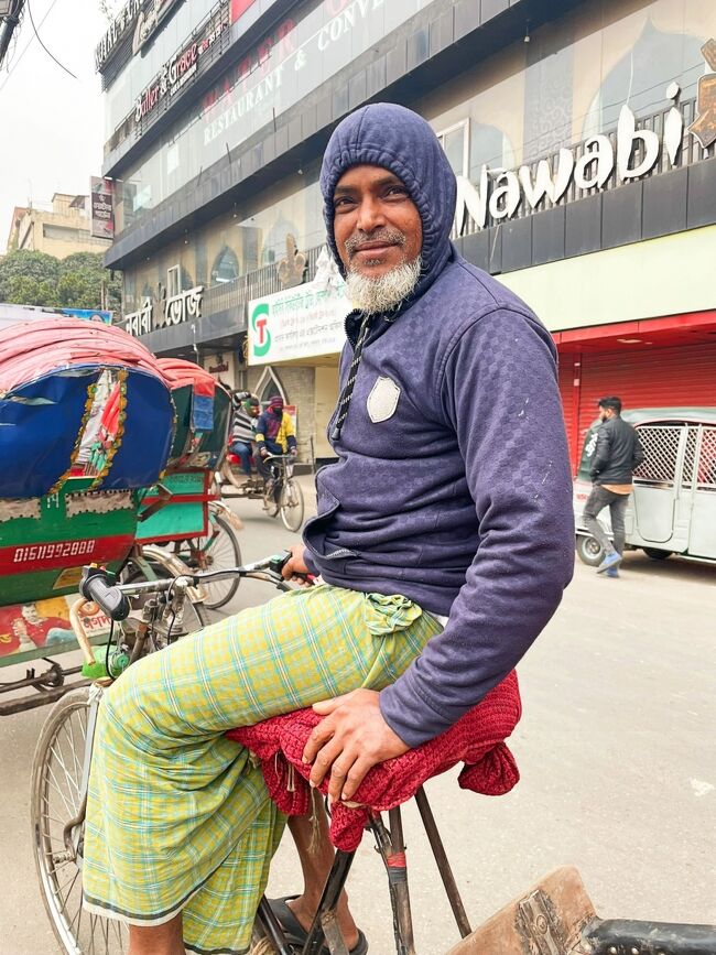 私が珍しいのか外国人に興味津々のリキシャーマン。<br />バングラではジロジロ見つめられて、その内英語を話す人が現れ、<br />「日本から来た」と伝えると、その後人だかりになるパターンが。