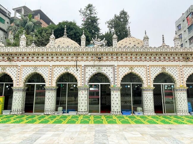 お次にやって来たのはスターモスク。<br />入口は施錠されていましたが、管理人さんに開けてもらえました。<br />スターモスクへはムスリムのドライバーKobirと一緒に入ります。