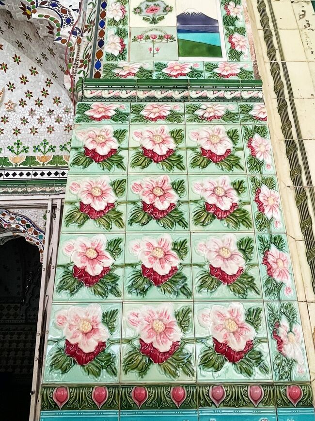 昨年のシンガポール以来のマジョリカタイル。美しい。<br />この立体感が何とも言えない。<br /><br />ダッカに住むKobirも初めて内部に入ったとか。<br />KobirはJICAのドライバーをした事があると言っていて、親日家です。