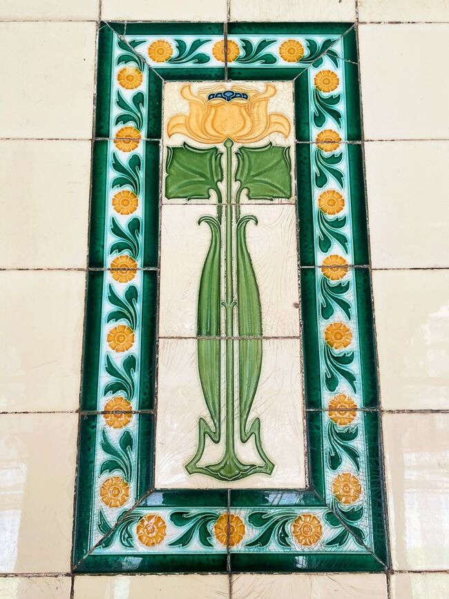 このアールヌーヴォー風のデザインを<br />まさかダッカで拝見するとは？