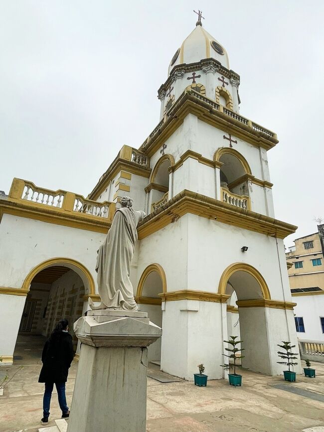 お次にやって来たのはアルメニア教会。<br />1781年に建設された教会です。<br />アルメニア教会って世界中にありますね。<br /><br />こちらも施錠されていましたが、管理人が開錠。<br />ダッカのスポットは閉まっていることが多そうだと見立て、<br />今回ツアーに申込ました。<br /><br />写真左下がクリスチャンのガイドのNupurです。