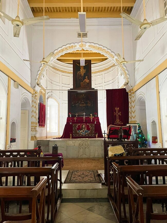 内部はシンプルな教会でした。敷地内には墓石もあり、<br />この地で亡くなられたアルメニア人だそうです。