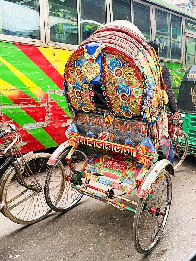 バングラのリキシャはド派手。デコトラではなくデコリキシャ。<br />リキシャアートとういう芸術分野があるとか。<br />でもって横を走るバスはボロボロ。