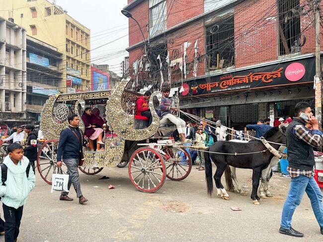 馬車も走っています。1ライド50タカ(70円ほど)だとか。<br />この辺りから渋滞が激しく、歩くことに。<br />ダッカは慢性的な交通渋滞で歩いた方が早い場合があり。