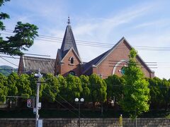 神戸の宿を出発して、午前中のメインは甲子園なんですが、その前に。。
神戸文学館は、神戸ゆかりの小説家や詩人など41人の紹介をする施設。早朝なので、とりあえず建物を拝見しようと訪ねました。岩屋駅からはけっこう上り坂が続きます。
さて、建物は、明治34年、関西学院初代チャペルとして建設された赤い煉瓦造り。第二次世界大戦では空襲で大破し、戦後になって修復されたものということですが、