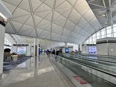 香港国際空港へ乗り継ぎを待ちます。
乗り継ぎは1時間15分なのでラウンジなど行かずにそのまま向かいました。