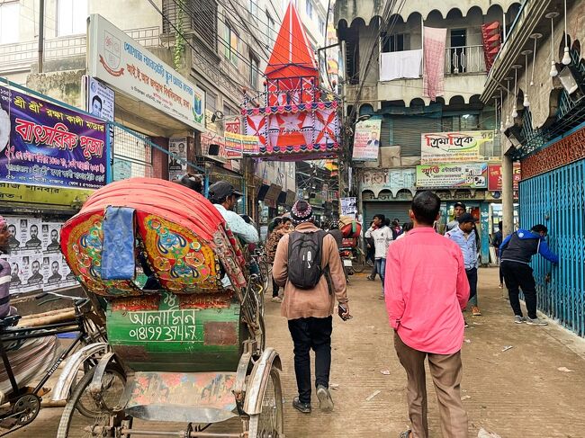 徒歩で向ったのはシャカリ・バザール。<br />ヒンドゥー教徒のバザールだとか。