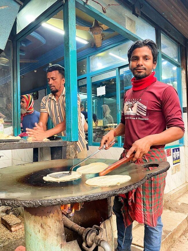 レストランの店先でパラタを焼くベンガル人。