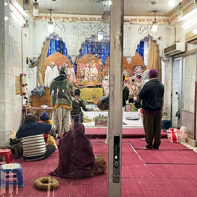 ヒンドゥー教の寺院では信者さんがお祈り中。