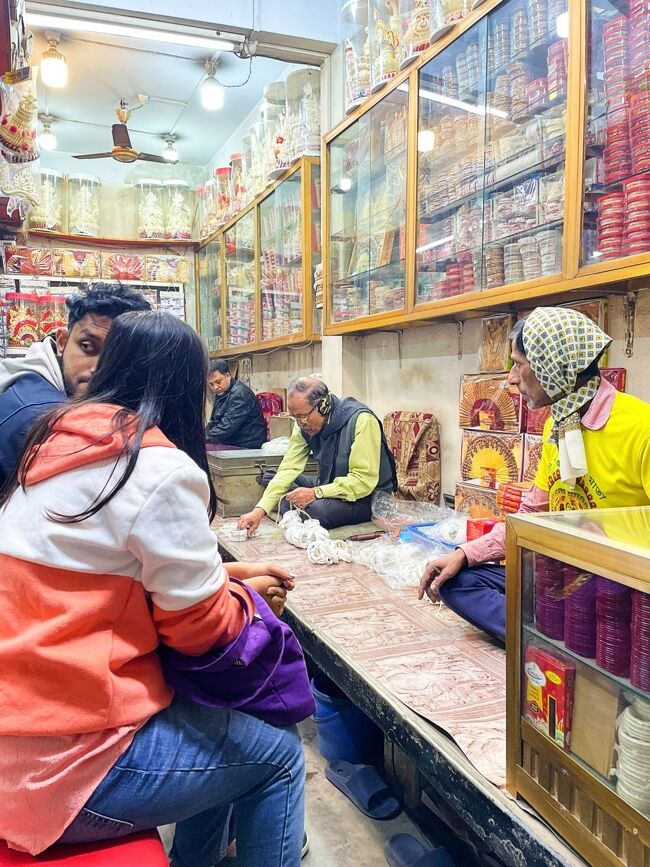 ヒンドゥー教徒の女性が付ける<br />貝でできた白いバングルをシャカリと言い、このバザールの名前に。<br />お店では商い中です。