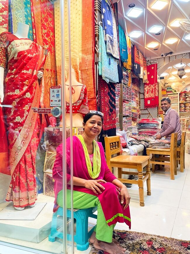 サリー屋さん。女性も快く写真に応じてくれました。