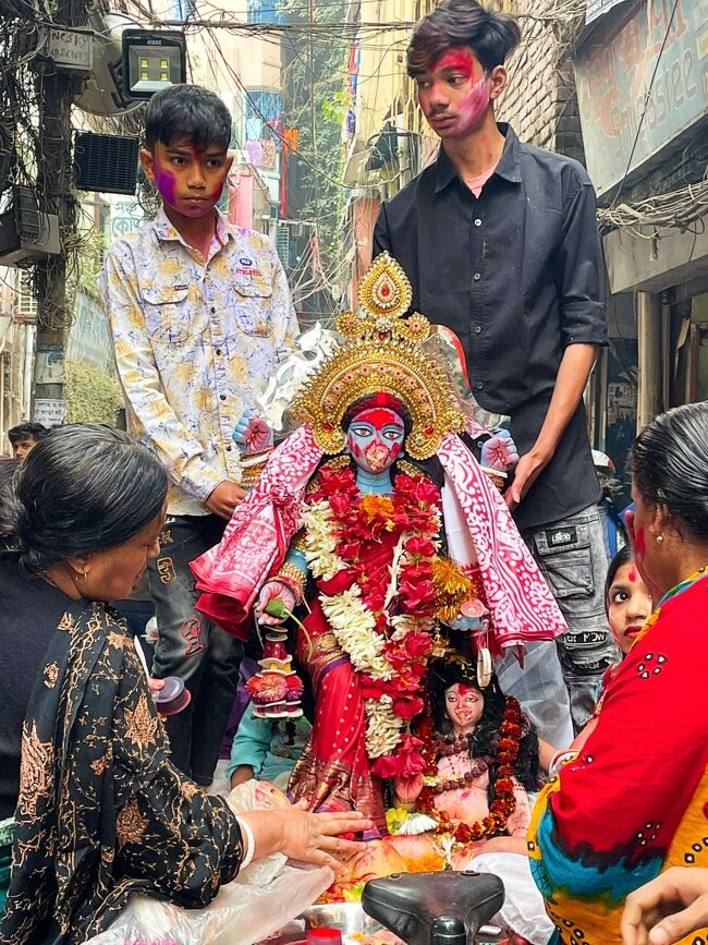 この日はヒンドゥー教のシヴァ神の妻カーリーのお祭り。<br />狭い路地に人が殺到。この時はまだ余裕でしたが。