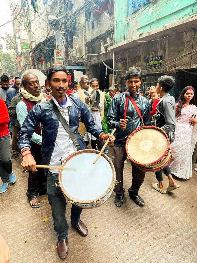 楽器の演奏がお祭りを盛り上げます。