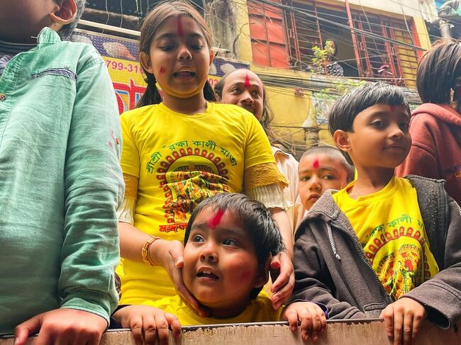 私の前を歩いていた子連れの男性が倒れこみ、<br />私も倒れそうになりましたが、前の男性を両側の男性達が<br />すかさず起こして私もセーフ。Nupurが必死に守ってくれました。<br />路地からの抜け道を教えてもらい、無事生還。<br />バングラは人口密度が高い国のため、こういう人混みでの<br />対処方法を心得ていらっしゃるのかなっと思いました。