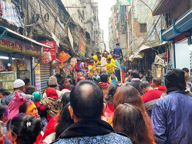 子供たちはトラックで移動。<br /><br />このトラックの前後で前に進めなくなり、<br />人の圧で死ぬかと思いました。韓国の梨泰院の事故を思い出し…。