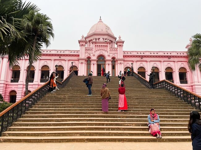 バングラ人の映えスポット？<br />若者はみなスマホを所持し、SNSが大好きっぽい。