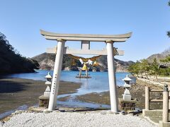 「和多都美神社」の鳥居です。
5本ある鳥居のうち、2本は海中にあります。
