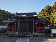 対馬7箇所めの観光地は、対馬藩主宗家（そうけ）菩提寺の「万松院（ばんしょういん）」です。
その山門です。