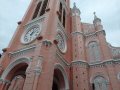 そしてやってきたのはピンクの教会「タンディン教会」。普通の教会なので騒ぎ立てず厳かに見学させていただきました。