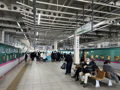 仙台着は定刻では10時39分でしたが、実はこの日は北与野付近での新幹線架線断裂事故にともなう広範囲な停電が発生し、その影響で私が乗っていた「はやぶさ11号」も福島駅の手前でしばらく停車していました。
その後、「はやぶさ11号」は運転を再開し9分程度の遅れで仙台に到着しましたが、東京9時36分発の「はやぶさ13号」は大宮到着直後に車内の照明が消え、11時になっても運行再開の見通しは立っていなかった…と、NHKの配信記事は伝えています。以降「はやぶさ13号」がどうなったのかわかりませんが、時間的には「はやぶさ13号」でも十分間に合う旅程でしたので、この列車を選択しなかったのは幸運でした。