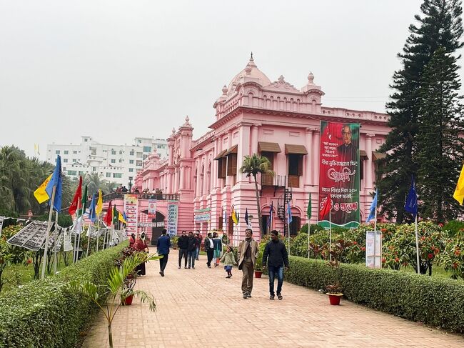 ピンクパレスを後にする前にトイレへ行ってみるも、<br />二つあるトイレの一つは壊れていて、入ったトイレも汚なかった。