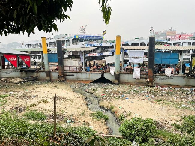 その後、Nupurと共にリキシャでショドル・ガットへ。<br />地元民もリキシャでは交渉されていました。<br /><br />なんと汚い、ゴミだらけやん？<br />