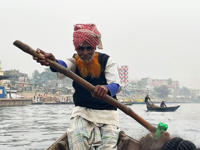 船頭さんは68歳って言ってたような。<br />手漕ぎのボート、高齢者にはきついだろうな。<br />皆、生きるために必死に働くバングラ男性陣。