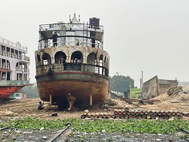 ブリゴンガ川対岸には船の解体や修理されるスポットが。<br />ただこの日はバングラの休日のため働いている人は少な目。<br />durianさんの旅行記のような働く男性陣を見てみたかったのに。