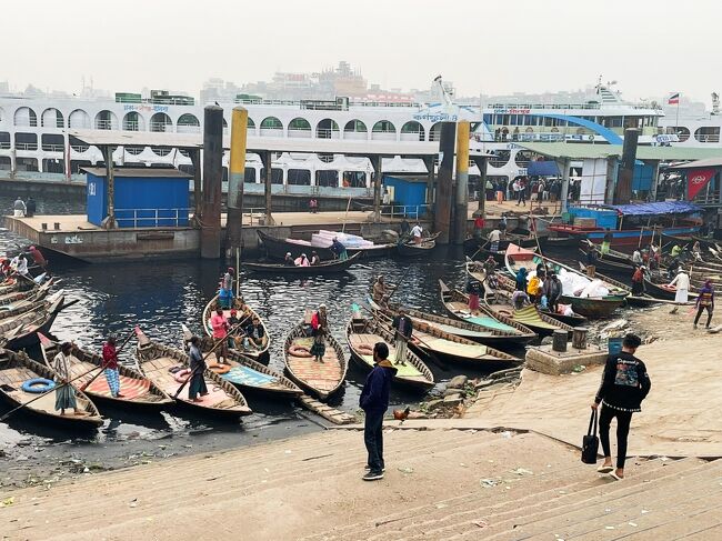 1時間の周遊を終え、ショドル・ガットへ戻って来ました。<br />本当は綺麗な夕日を眺められるはずなんですが、<br />本日は一日中モヤがかかっていました。<br /><br />コックスバザールからまたダッカへ戻って来るので、<br />その時は一人でオールドダッカへ戻ってこようと思いました。