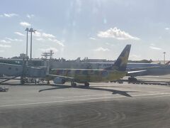 那覇空港に定刻通りに到着。隣にスカイマークのポケモンＪＥＴが駐機しています。