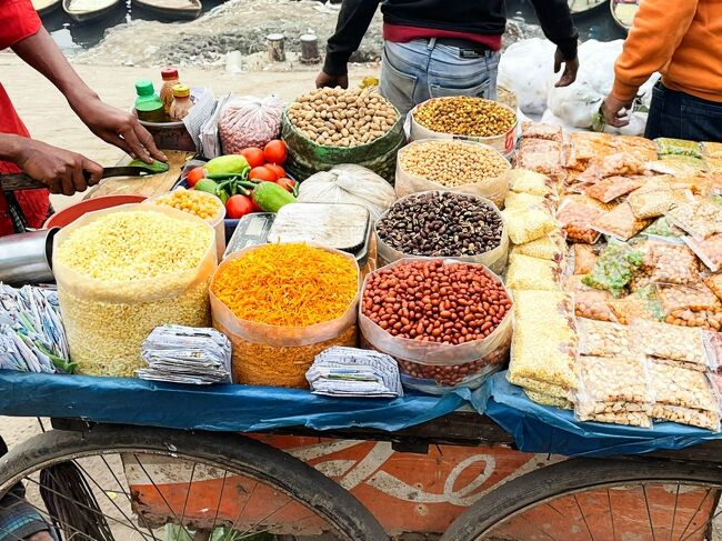 これはインド圏でよく見るスナック菓子だわ。<br />インド圏では何でもカレー味なんだよね。<br /><br />この後ドライバーのKobirと合流し、レストランへ。<br />その前にATMに寄ってもらうことに。<br />20,000タカ(27,000円ほど)を引き出しました。