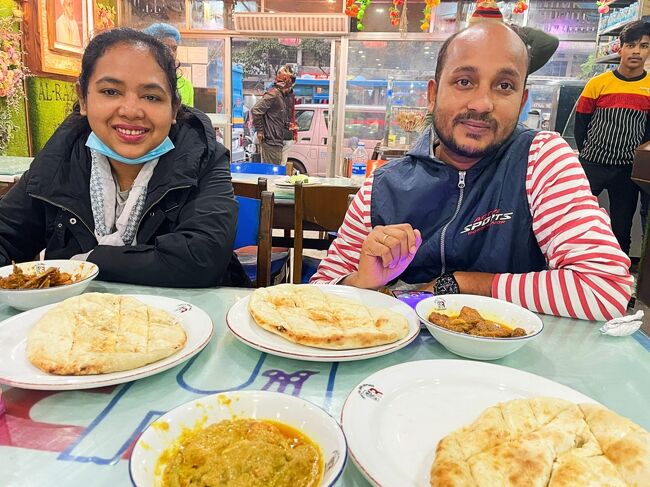 Nupurは車で移動中、<br />パンやカステラのようなおやつを買ってくれましたが、<br />この時点でお腹空きまくり。<br /><br />二人はチキンカレー、私はマトンにしました。<br />ナンも美味しくってこのお店は後日一人で戻ってくることに。<br />お店はAl Razzak Restaurant<br /><br />Kobirはダッカへ戻って来て、困った事があれば連絡してねっと。<br />二人とも凄く優しくてすっごく楽しかったダッカ二日目でした。<br />ダッカ一日プライベート・ツアーは60ドル、<br />恐る恐るやって来たバングラデシュでしたが、<br />この日で不安は吹っ飛びました。<br /><br />この後ホテルまで送ってもらい二人とお別れしました。<br />この日も休肝日となった旅行2日目終了！<br />スリモンゴル編へと続く…。