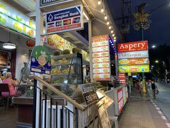 ビーチ→ホテルの間にあったレストランで夕ごはんをテイクアウト。
アスパリーホテルの１階。
Googleマップにも登録されていないようなレストラン。
おそらく朝はホテルのビュッフェ会場になるような感じのお店。