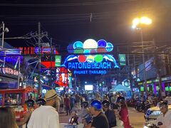 バングラ通り、22時ごろは人がいっぱい。
とても行ってみようかとは思えず…
道を挟んだ距離から、バーでポールダンスするお姉さんを眺める。